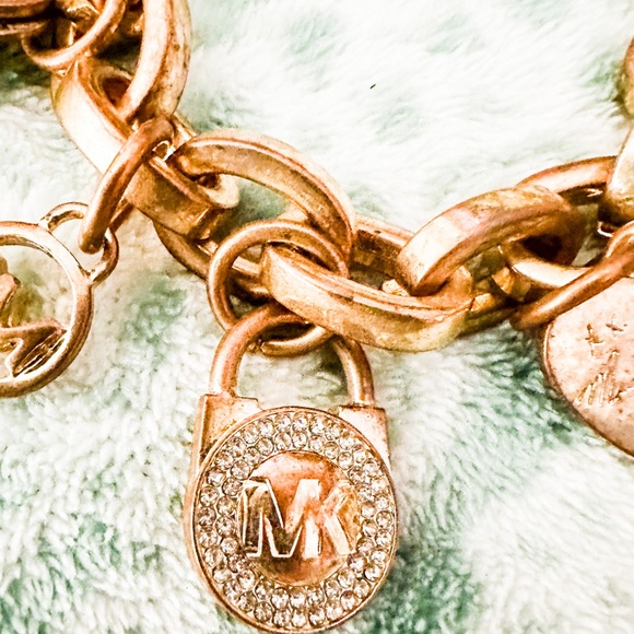Micheal Kors charm bracelet. Beautiful rose gold MK charm bracelet - Picture 5 of 8
